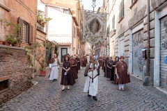 ROME, ITALY - JULY 22: The procession in honor of Madonna del Carmine, called 'de 'Noantri' crossing the streets of Trastevere, Our Lady of Roman Citizens, called 'de 'Noantri', took place to Trastevere on July 22, 2017 in Rome, Italy. The bearers of the statue weighing 1,6 tons, are the Venerable Confraternity of the Blessed Sacrament and Maria del Carmine in Trastevere. The feast was officially instituted in 1927, but the origins date back to the 16th century. In 1535, after a violent thunderstorm, a statue of Mary carved out of cedar wood washed up on the shores of the Tiber. She was brought up the river and given to the then Carmelite church of St. Chrysogonus. (Photo by Stefano Montesi - Corbis/Corbis via Getty Images)
